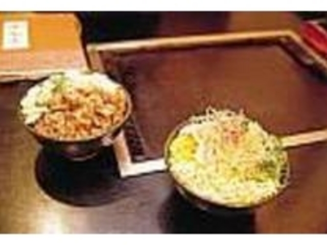 手前が唐辛子ベースの『ゴジラもんじゃ』_もんじゃ風月