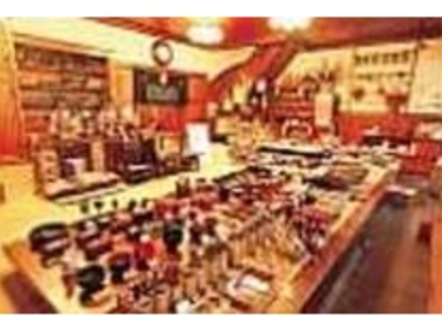 1914年築の店蔵ではお茶の無料サービス_福西本店
