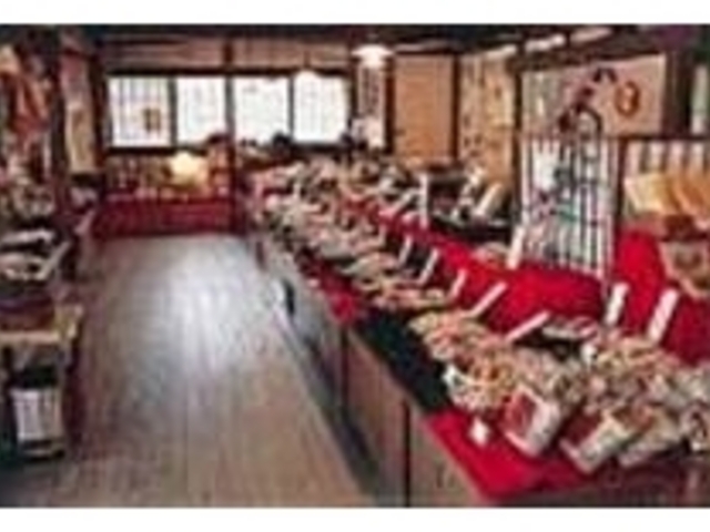 店内には、懐かしい駄菓子が並んでいる_長門屋飯盛店