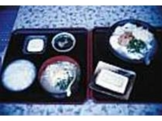 ゆし豆腐を使った定食は小鉢が色々あり好評_まめや