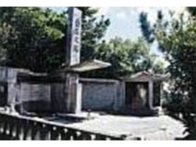 白玉の塔の横には慰霊像も設置している_白玉の塔
