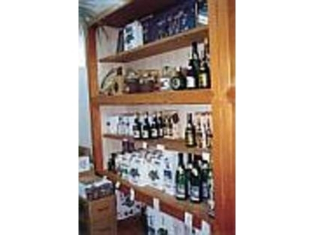 棚に並ぶ地酒の中でも芭蕉布がおすすめ_東江おみやげ品店