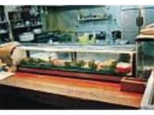 カウンター席の前に並ぶ新鮮な本日のネタ_海産物料理 海魚