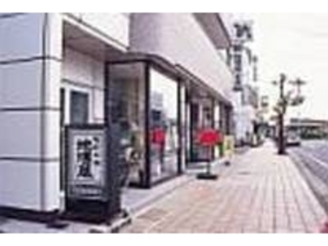 れんが色の清潔な感じの外観が印象的_地酒蔵近藤