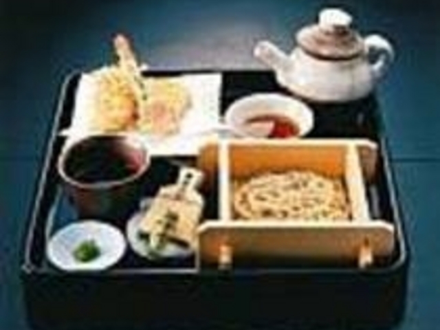 からっと揚がった天ぷらも美味な天盛りそば_蕎麦・つみ草料理 下芳我邸
