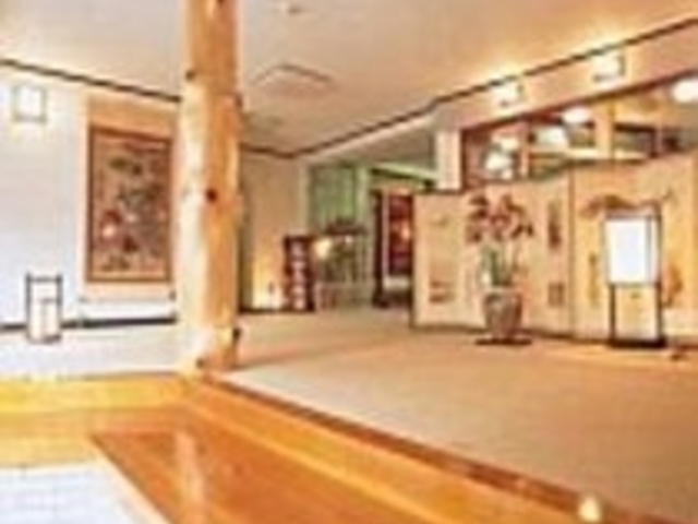 木造りの玄関。和風雅麗な雰囲気で旅人の心をなぐさめる_温もりの宿 高田屋