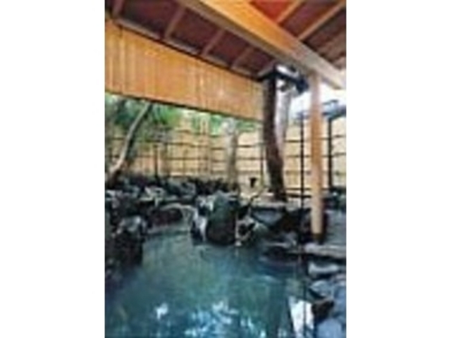 庭園に作られた岩造りの露天風呂 お湯はたっぷり_出湯の宿 小松屋
