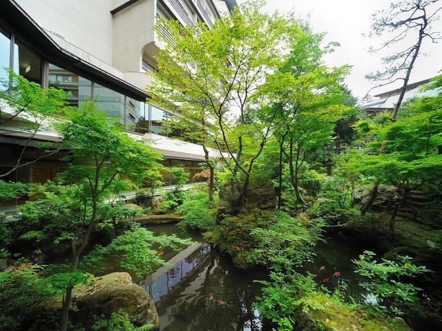 月岡城外堀跡の日本庭園。奥には水神様がいらっしゃいます。_仙渓園 月岡ホテル