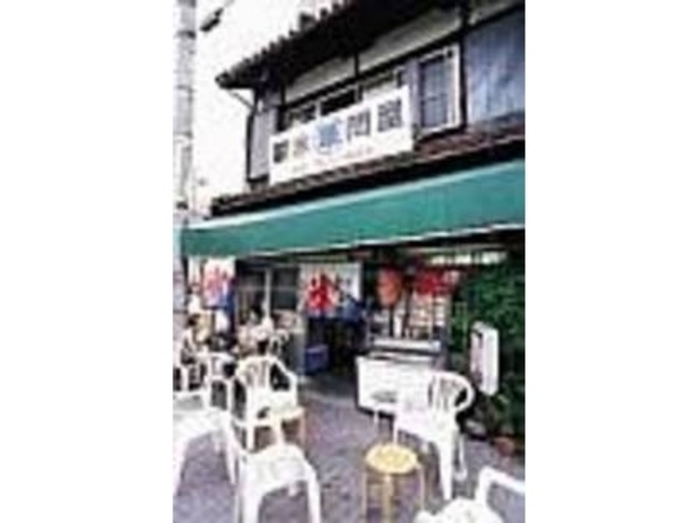 お店の外でもかき氷が食べられるのだ!_丸筆製氷問屋