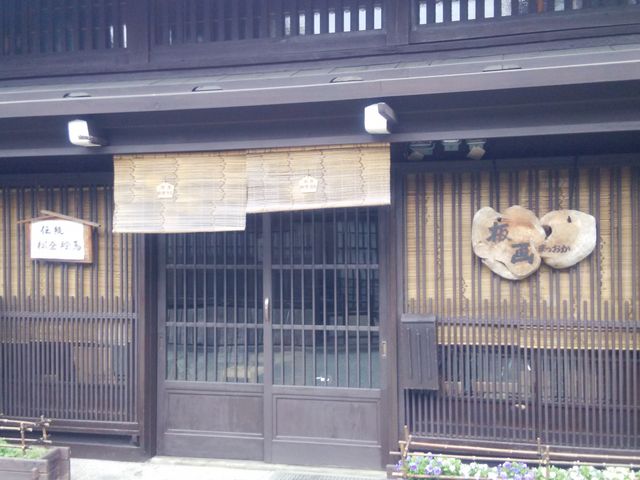 壁には地元作家の版画作品がズラリと並ぶ_板画まつおか