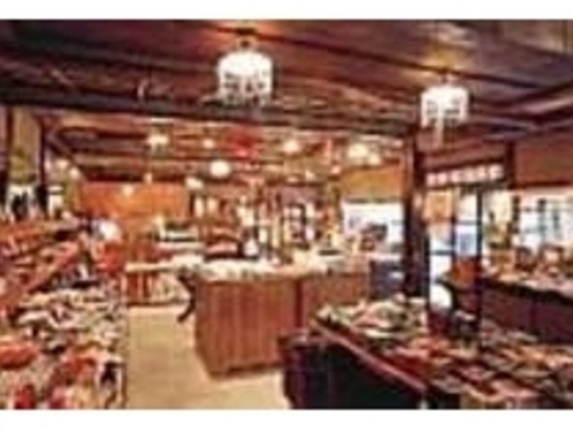 アンティークの照明がよく合う趣ある店内_くろちく 清水産寧坂店