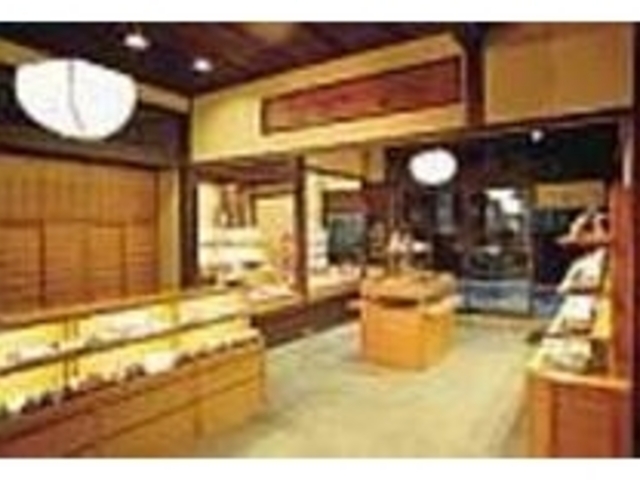 店内には「香木」も展示されている_香老舗 松榮堂 産寧坂店