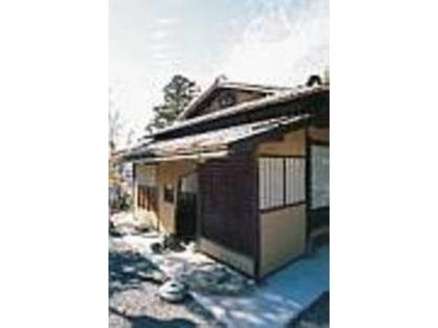 茶室のある場所からは日本庭園が見渡せる_三玄