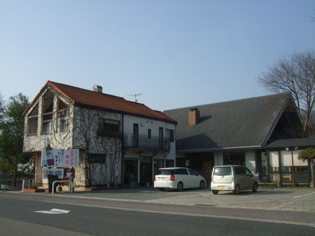 カフェもある店内で試飲しながら買い物を_ヒトミワイナリー