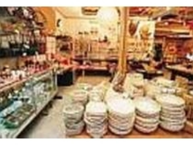 ざるなどの竹細工から置物まで幅広い品揃え_関所工芸
