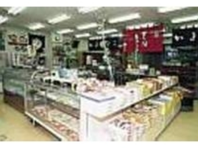 「大松」の店内奥にある赤いのれんが目印_末廣堂