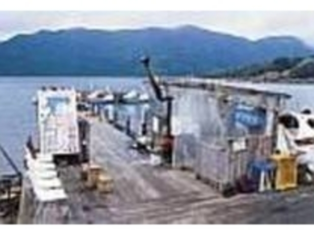 ボート乗り場は、湖尻バス停からも近い_湖尻ボート組合