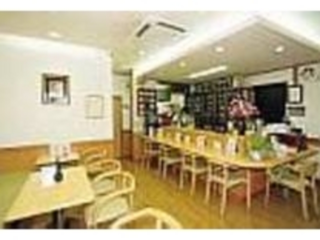 カウンター奥の棚から好みのカップを選んで_コーヒーハウスあん