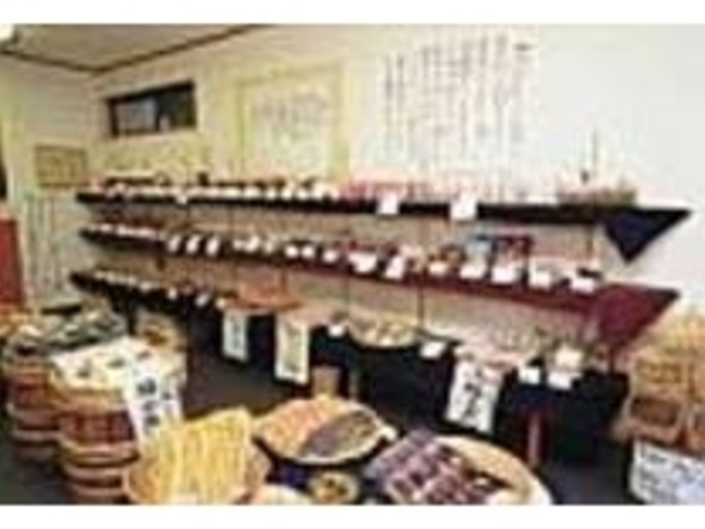 棚や樽の中には梅干や梅製品がずらり_梅匠 紀伊国屋