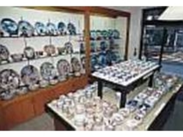 ショーケースには大きな絵皿をディスプレイ_古美術 大和屋商店