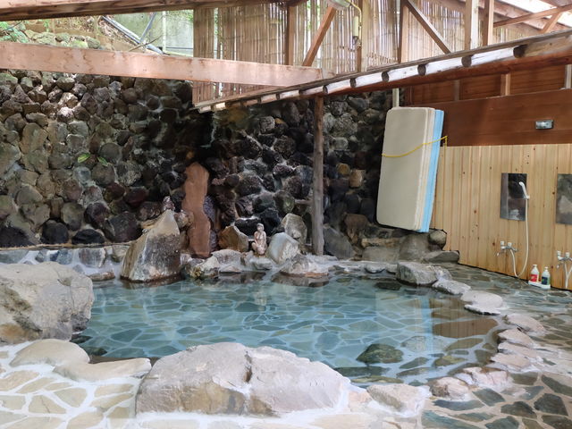 野天風呂は美肌にいいといわれる単純温泉_天然温泉 野天風呂 かっぱ天国