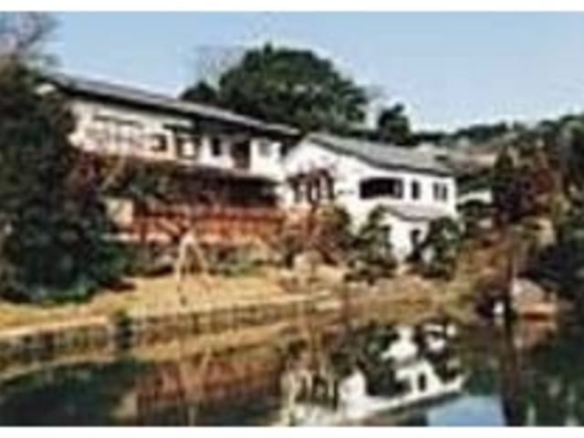 記念館入口左手には、不退寺の礎石が_小田原市郷土文化館分館 松永記念館