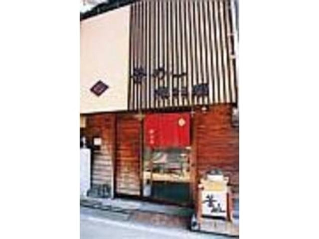 路地にある小さな店は、店頭のお釜が目印_釜めし やっ古