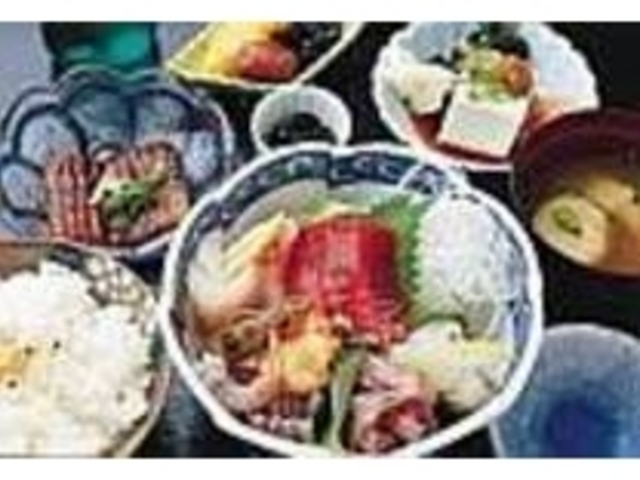 刺身定食はみそ汁などがついて全7品_大正