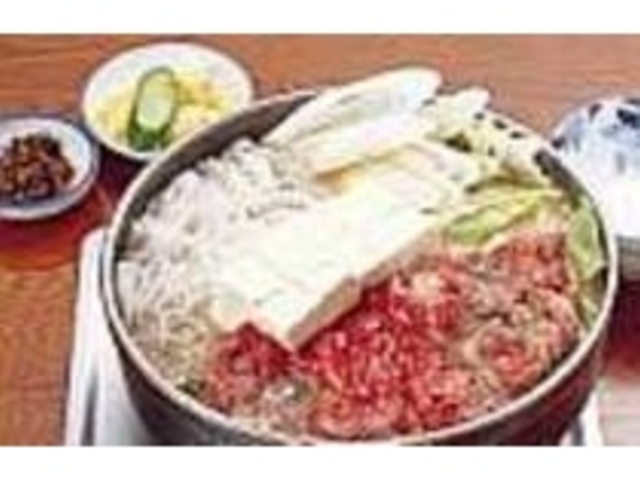 『桜鍋』は生卵を絡めて食べるとまろやかに_尾形 五戸店