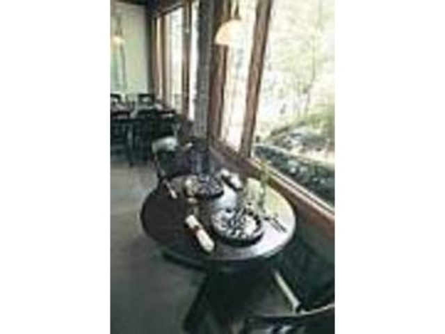 大きな窓からは豊かな庭園の緑が望める_明治の館別館・游晏山房