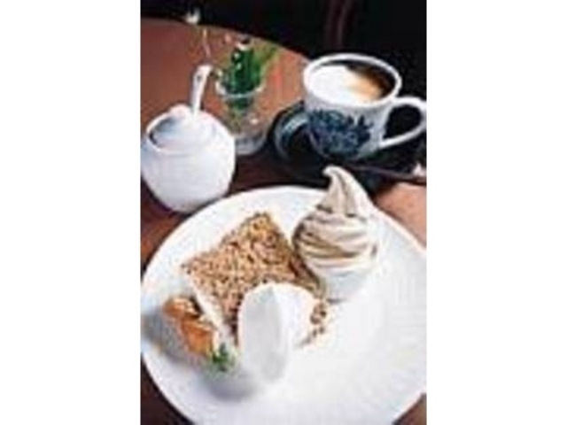 ソフトクリーム付きの季節のシフォンケーキ_マエダコーヒー明倫店