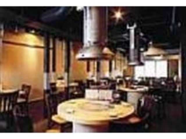 奥の窓の外にはのどかな鴨川の風景が広がる_茜屋純心軒