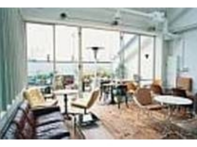 光がたくさん差し込み、明るい感じの店内_THE MIDWEST CAFE