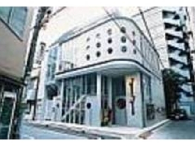 青山通りを入ってすぐに見えるモダンな外観_シアター・イメージフォーラム
