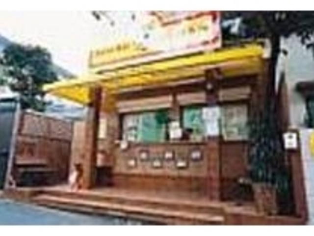 原宿の路地裏に黄色い看板が目立つ_Little Bee