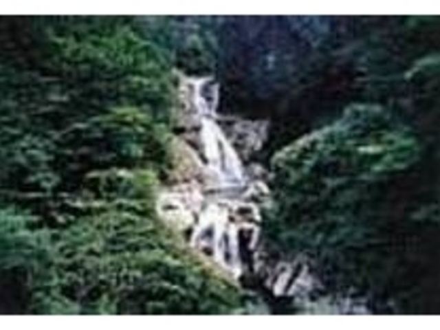 岩の間をぬうように流れる「七ツ釜滝」の水_大杉谷