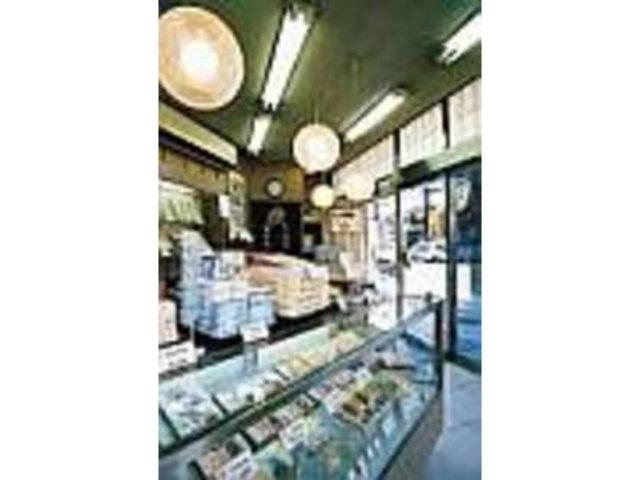 数十種類ある商品がずらりと並び目移りする_大須ういろ本店