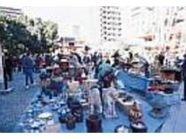 境内にずらりと並べられた骨董品の数々_大須観音 骨董市