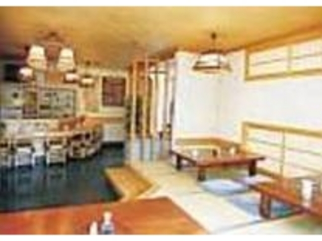 座敷の他にカウンターや小上がり席もある_輝扇
