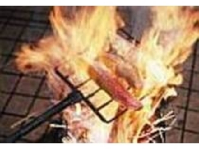 高温で一気にあぶったカツオの藁焼きタタキ_土佐処 くろしお亭