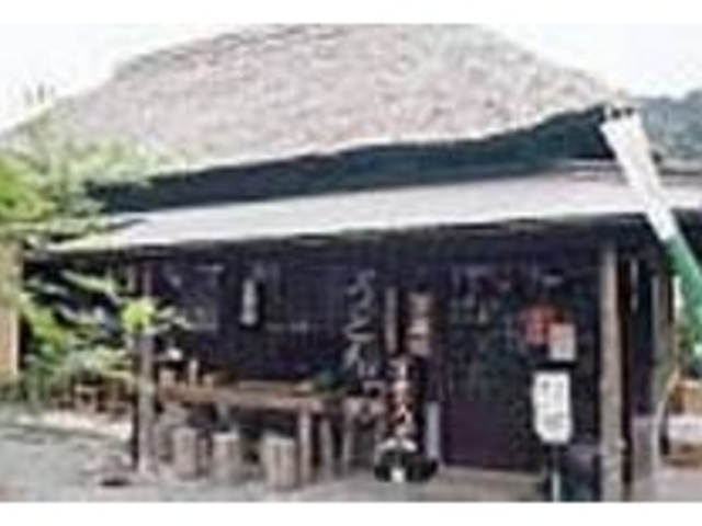 懐しい茅葺き屋根の素朴なたたずまい_万葉うどん