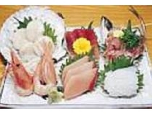 盛合せ刺身定食には魚介の刺身6品がつく_魚料理 魚直