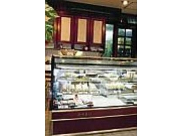 店の奥が工房。できたての菓子が店頭に並ぶ_バク