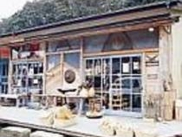 木目を活かしたナチュラルな外観の雑貨店_En
