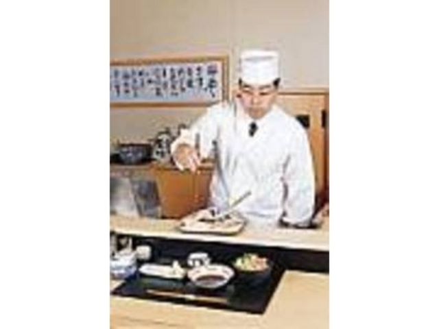 カウンターの目の前でご主人が揚げている_天冨良 天美