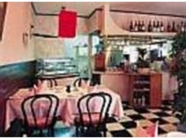 テーブル4卓のみのこぢんまりとした店_Ristorante SPASSO