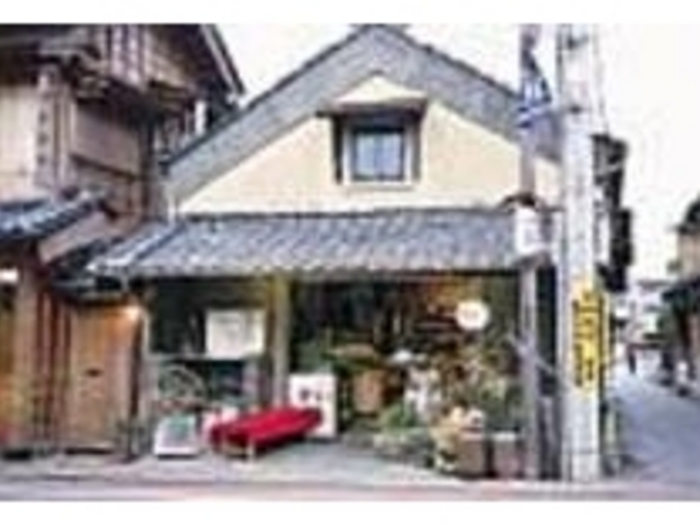 買い物した後は軒下の長椅子で休憩しても◎_シャローム・ナカトラ