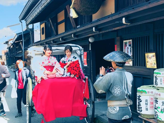 おすすめの写真スポットにて記念撮影も行います。_飛騨高山・観光人力車 ごくらく舎