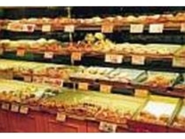 たくさんのパンが並ぶ店内はいい香りがする_ルチア京成八幡店