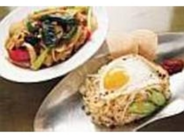 目玉焼きをつぶしながら食べるナシゴレン_上台